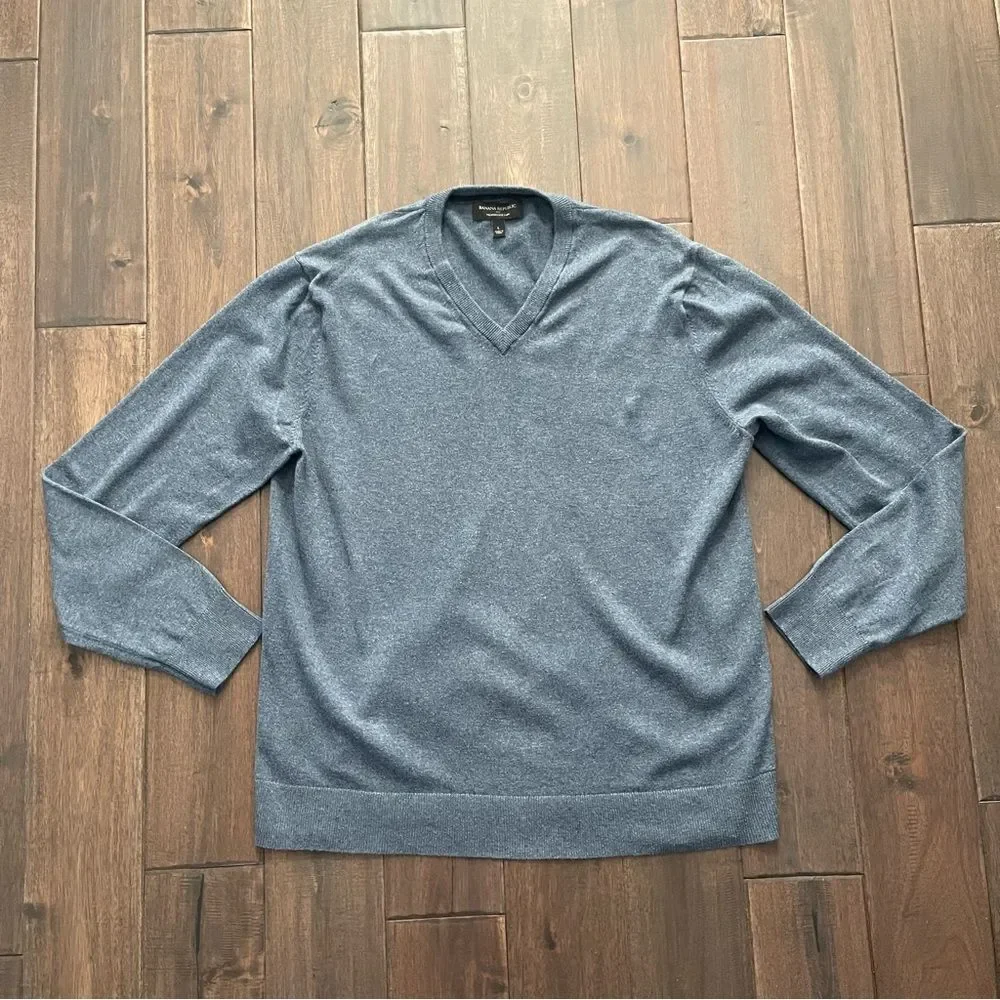 Banana Republic Light Blue Lightweight V-Neck Sweater L